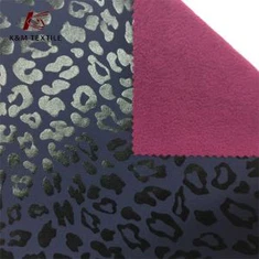 Tejido elástico en 4 direcciones con estampado de leopardo unido con vellón polar
