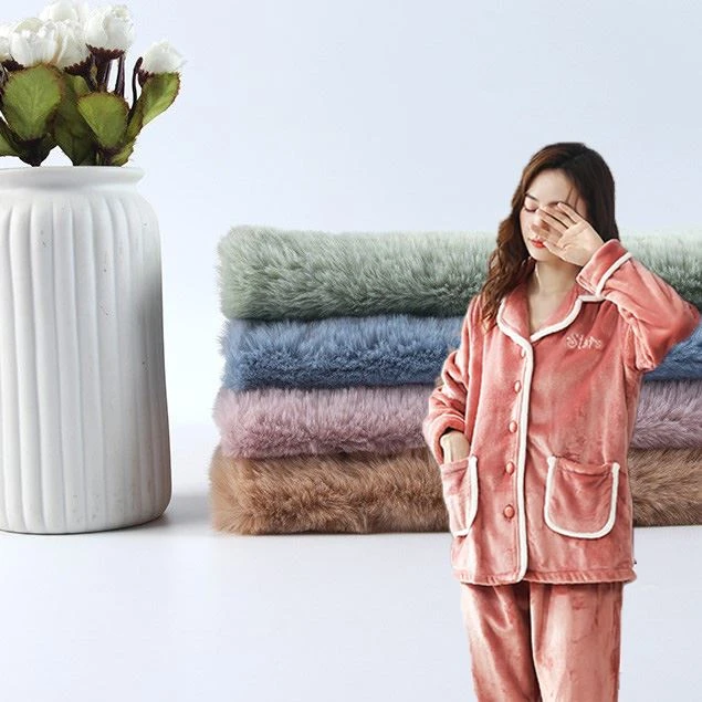 Venta caliente de fábrica 100% poliéster tejido polar de piel de conejo grande para prendas de vestir/cuellos/textiles para el hogar/mantas en invierno